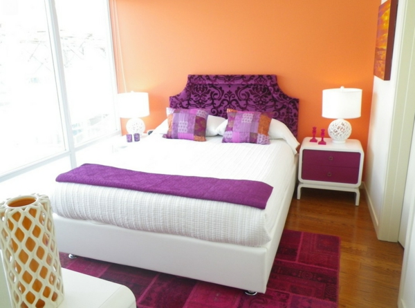 小卧室设置桃墙和紫色床头板