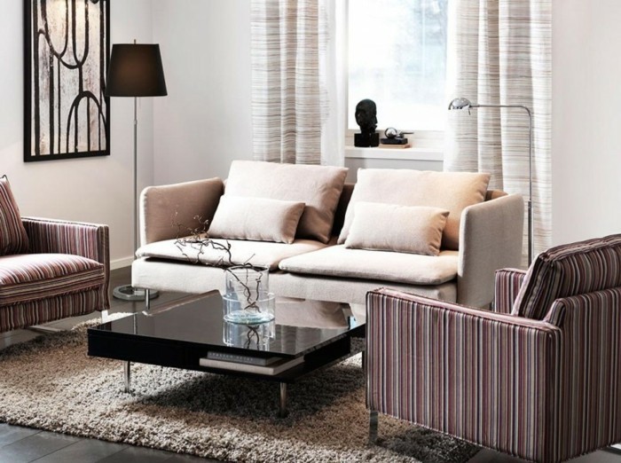 pieni-olohuone-in-beige-Heitä-on-the-small-sohva