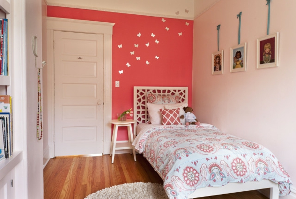 μικρό δωμάτιο-σχεδιασμός-ροζ-τοίχο-χρώμα-κούκλα στο κρεβάτι
