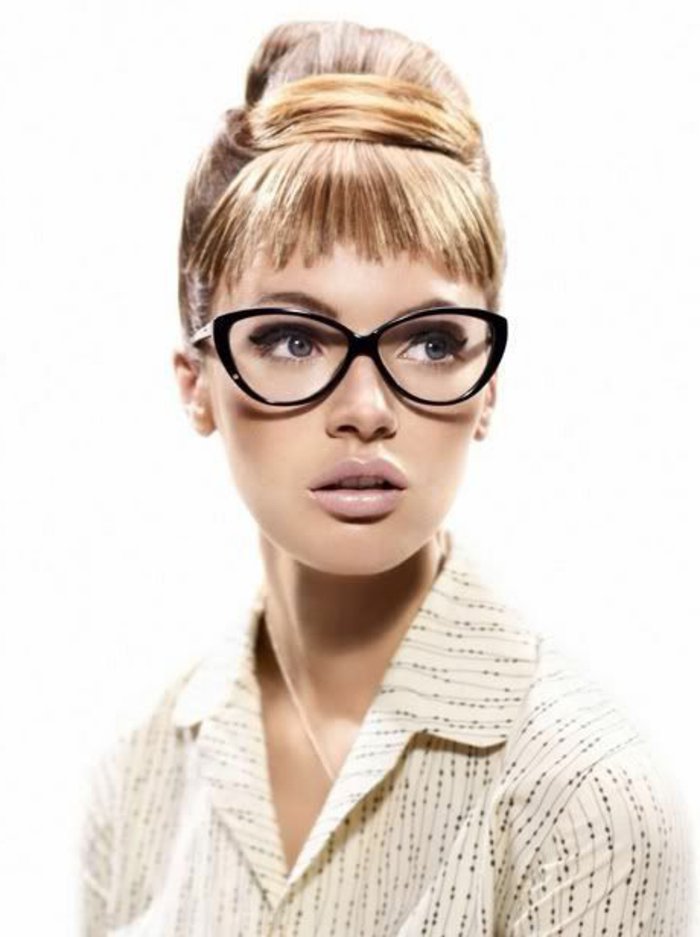 风骚模型复古眼镜的妇女