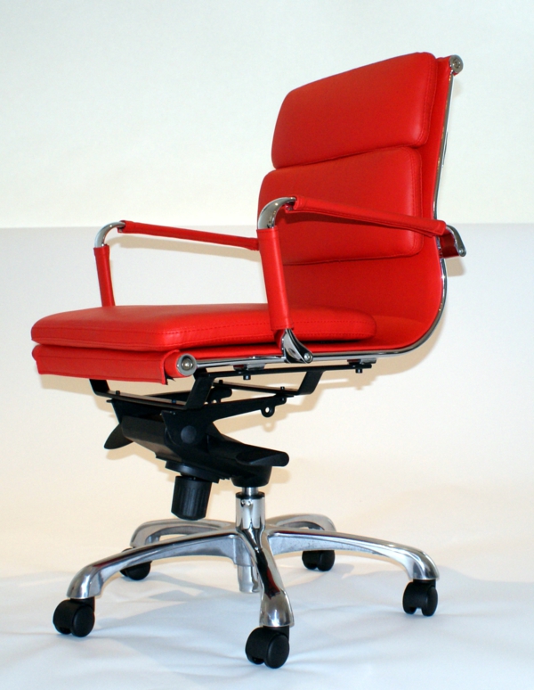 כסא עור בצבע אדום
