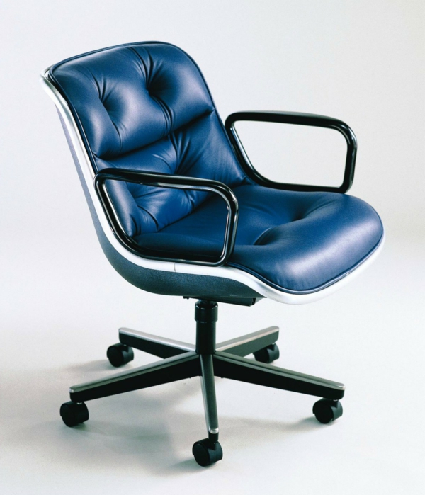 舒适的转椅，与现代设计的皮革轮值主席蓝