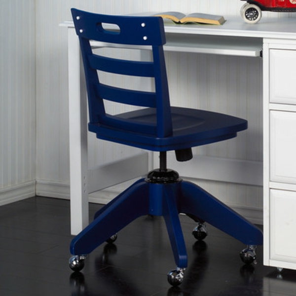 cómoda silla-con-moderno-diseño-en-oscuro giratoria azul