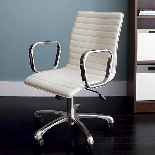 cómoda silla-con-moderno-diseño giratorio