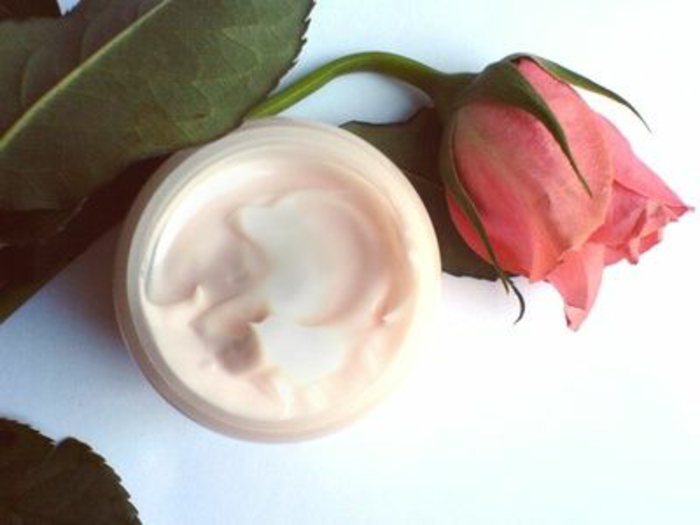 Tee luonnollinen kosmetiikka itseäsi - Silmänympärysvoide, ruusunlehdet, ruusuöljy