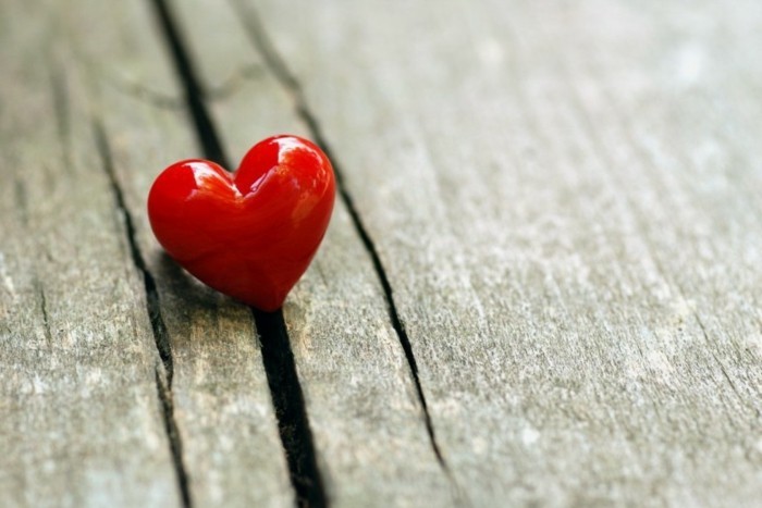 besplatno pozadina Valentinovo-pra-malo-crveno-srce-ukrcali između-wooden-