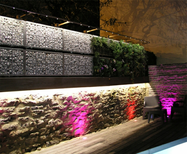 pared de piedra de diseño creativo con iluminación interesante