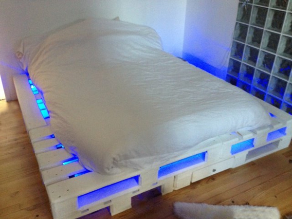 创造性地设计床的-托盘现代照明