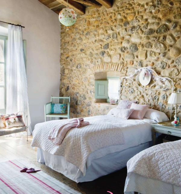 dormitorio con diseño creativo, comodidad para la pared, una cama elegante con edredones blancos