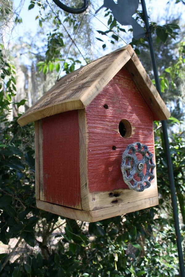 الإبداعية تغذية الطيور منازل من الخشب في والأحمر