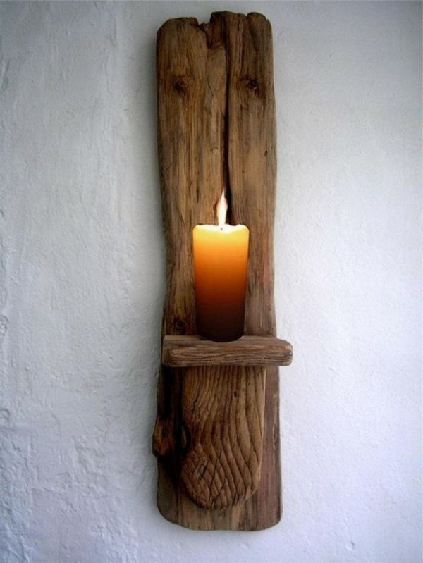 烛台由挂在墙上的浮木制成