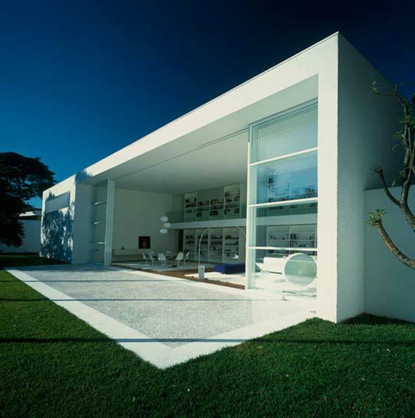 luova-minimalistinen-arkkitehtuuri-kaunis talo