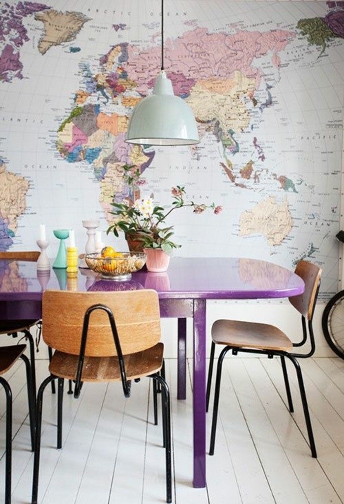 luova-wohnideen Maanosan-violetti-pöytä-tuolit-wandddeko-tapetti-kukkia-kynttilöitä