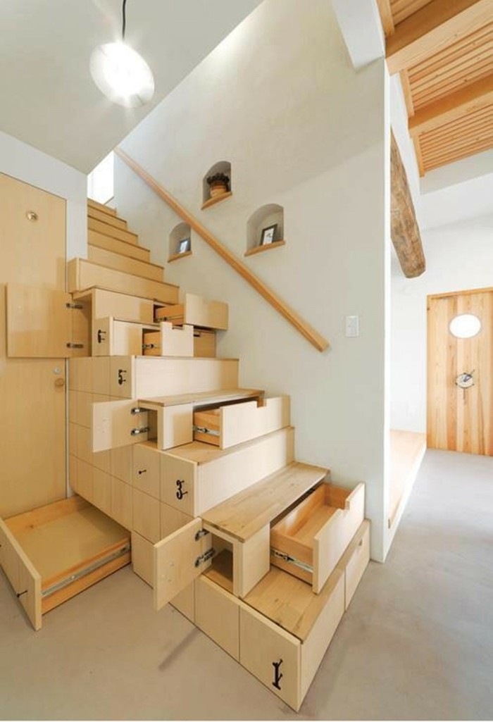 रचनात्मक-wohnideen-गलियारे लकड़ी सीढ़ियां-बिन-सीढ़ियों-दराज लकड़ी रेलिंग-slanted छत पर लकड़ी की लकड़ी के दरवाजे दीवार अफ्रीका