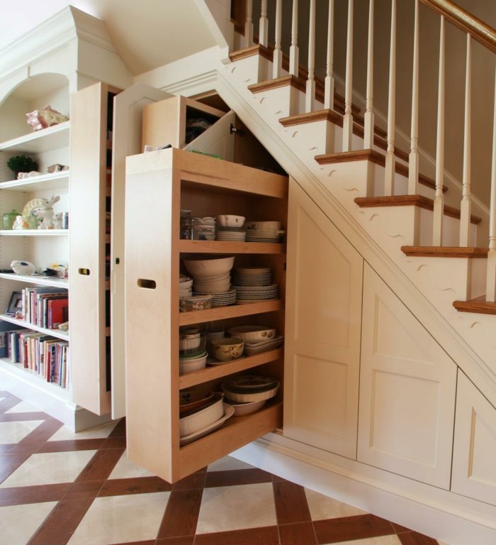 创意wohnideen地板空间下的木楼梯，楼梯提取物的马赛克地板，书架