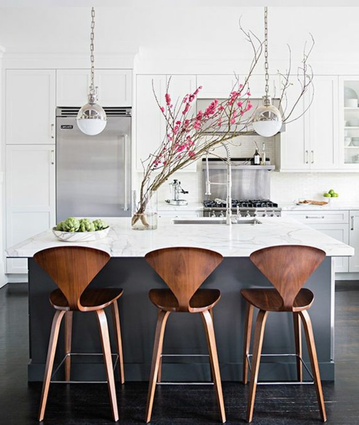 luova-wohnideen-puinen-tuolit-Lamppu keittiösaarekkeen-jääkaappi-sink-maljakko kukkia