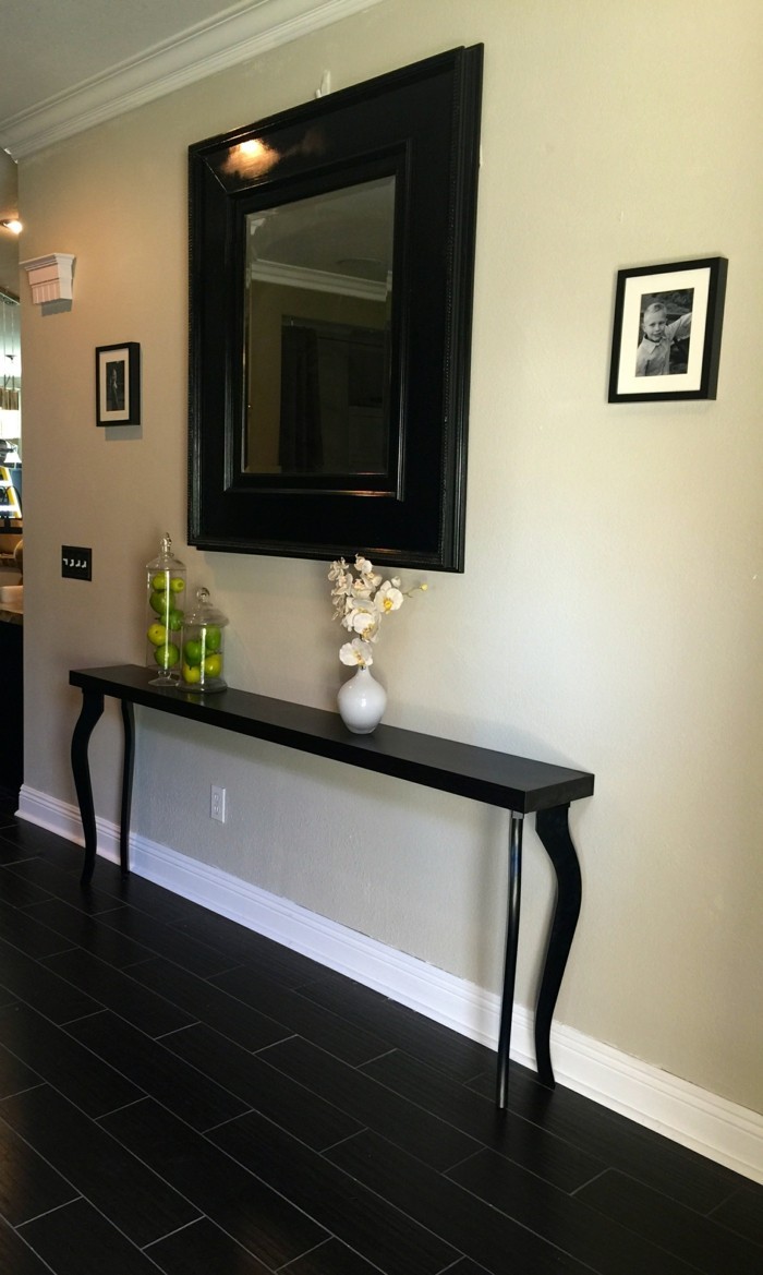 रचनात्मक-wohnideen-छोटे काले लकड़ी की मेज-गलियारा-black-टाइल फर्श-दर्पण tischdeko दीवार बेज