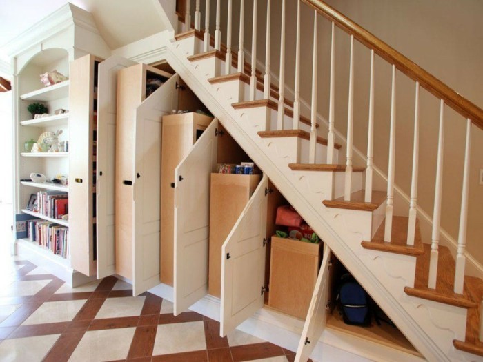 रचनात्मक-wohnideen-सीढ़ियों-लकड़ी कैबिनेट में निर्मित बुकशेल्फ़