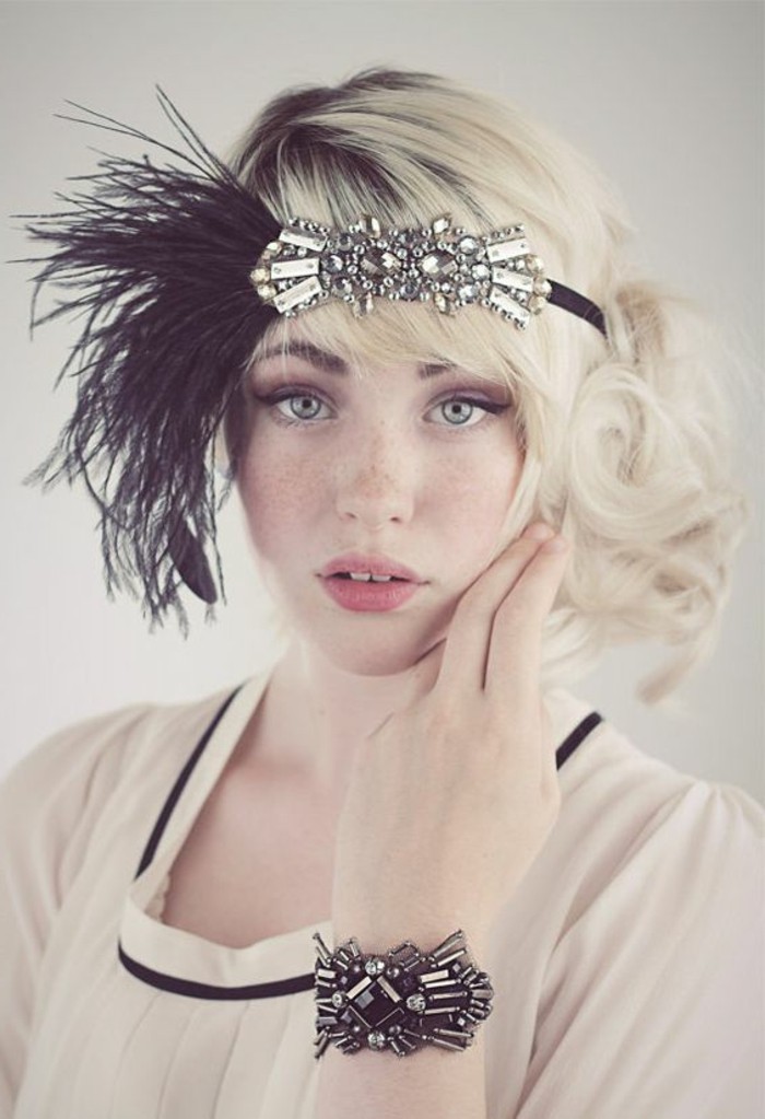 kreatív fotó 20s-mode-szép-kiegészítők-szőke haj