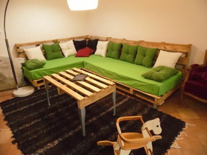 रचनात्मक-मॉडल-सोफा-से-यूरो पैलेट-इन-छोटे कमरे में रहने वाले