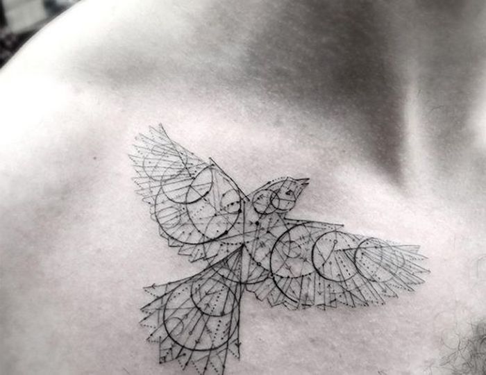 Bird tatuointi monilla ympyröillä ja kierteillä, monilla kolmioilla ja viivoilla