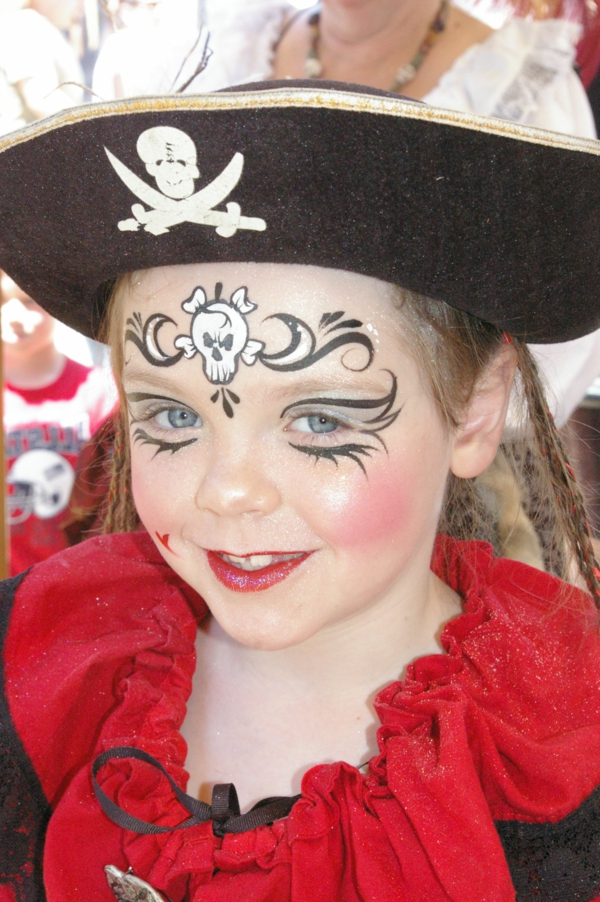 ماكياج القراصنة رائع للفتيات