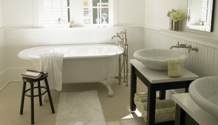 房子的浴室，仿古浴缸和轮洗的碗