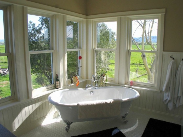 房子的浴室设计与 - 浴缸，白色瓷砖地板