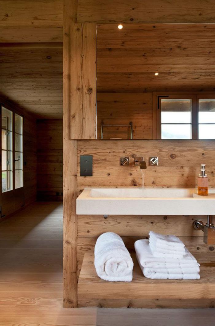 房子的浴室，木制货架面换毛巾