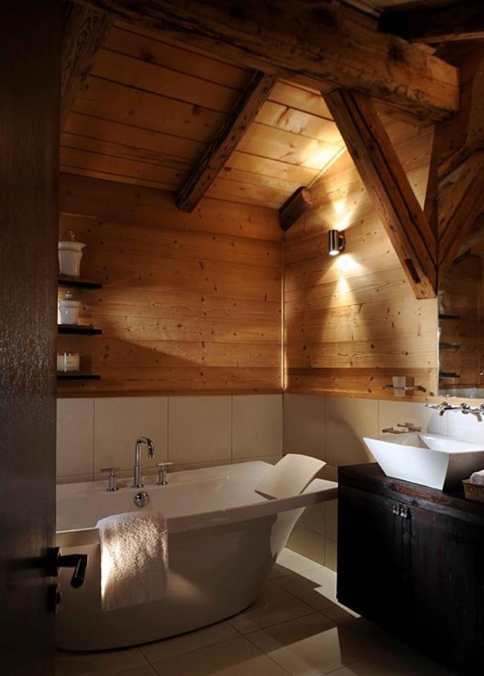 房子的浴室，木头和瓷砖地板，阁楼