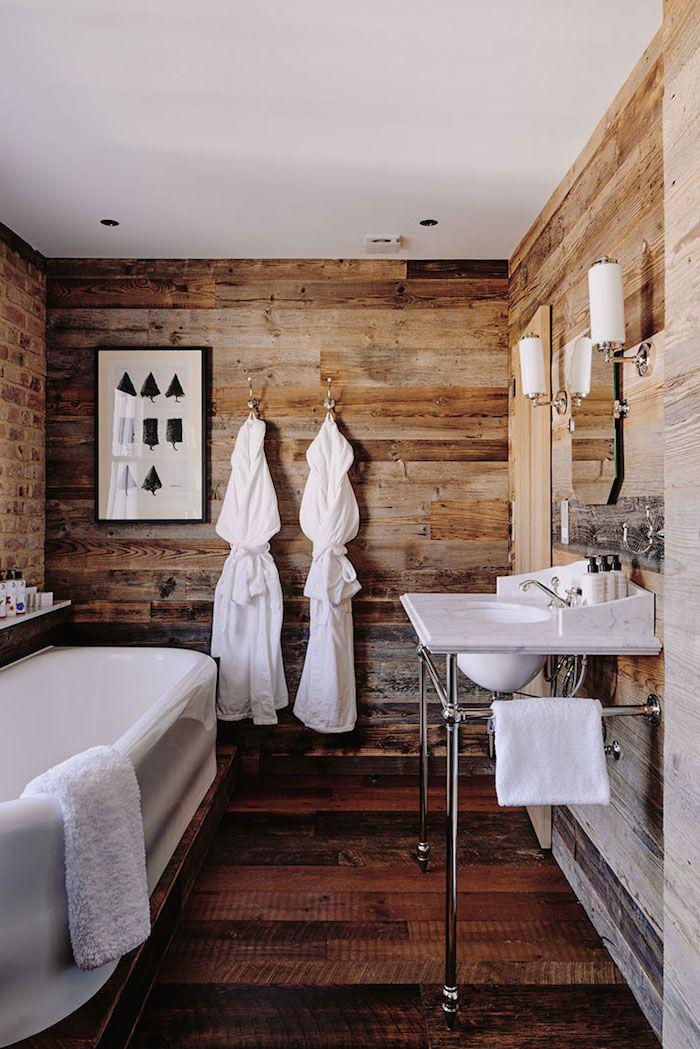 房子的浴室，木制墙设计