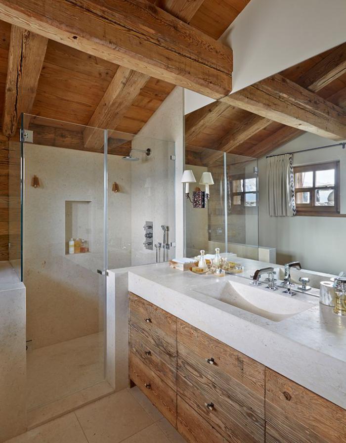 house-fürdőszoba-with-gerenda mennyezet üvegtábla-mosogató-with-alatti szekrény