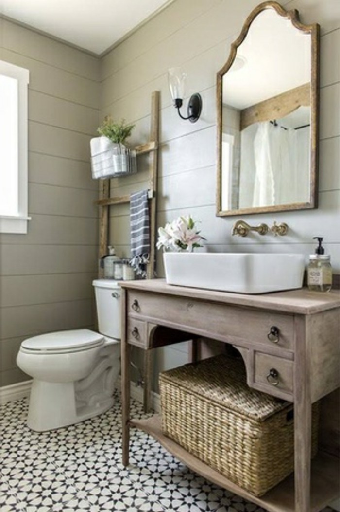 房子的浴室，用木盆