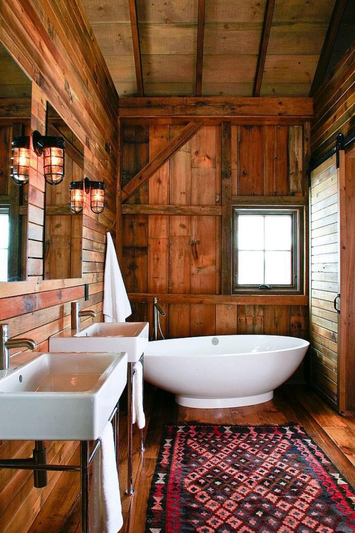 房子的浴室，一个质朴的地毯，椭圆浴缸 - 和 -