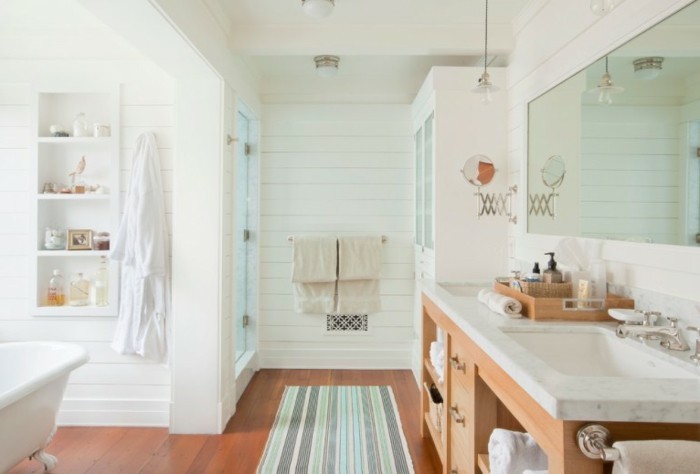 房子的浴室与 - 地毯亚军盆用大理石板和木材，下柜