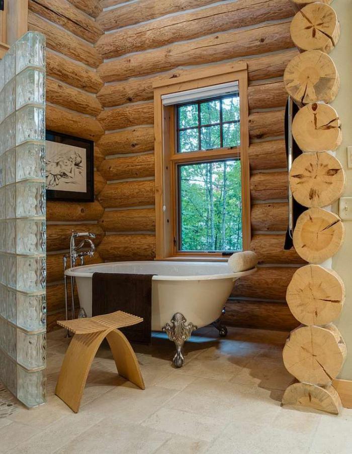房子的浴室，极质朴的木