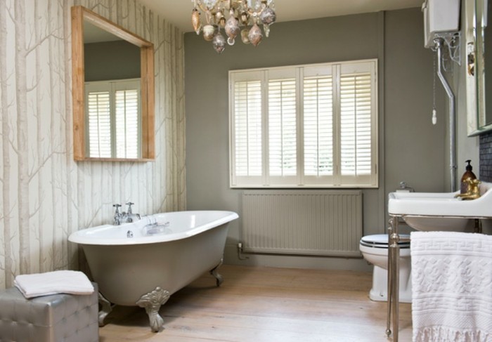 房子浴室墙镜木制框架和 - 吊灯
