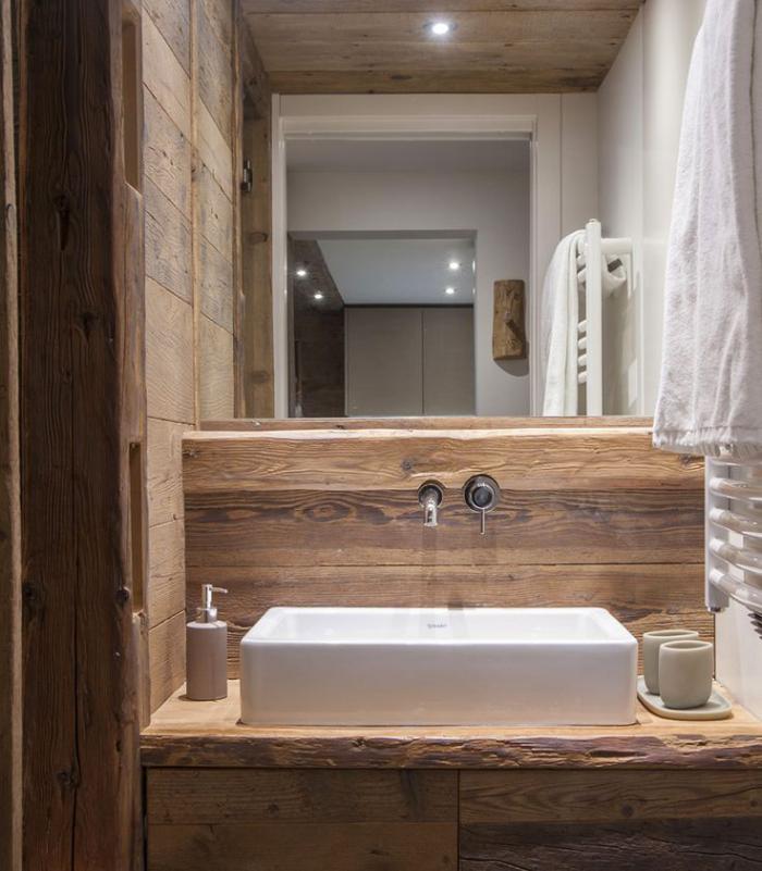 房子的浴室，洗脸盆木现代卫浴，配件
