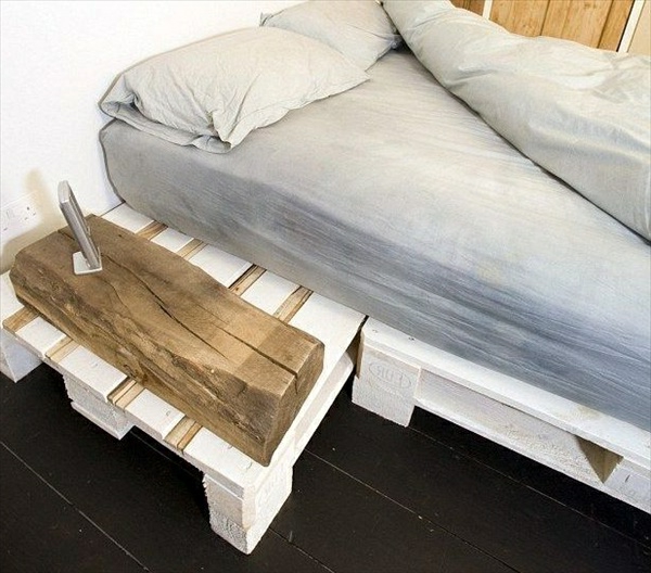 乡间别墅床托盘 - 旁边的木桌