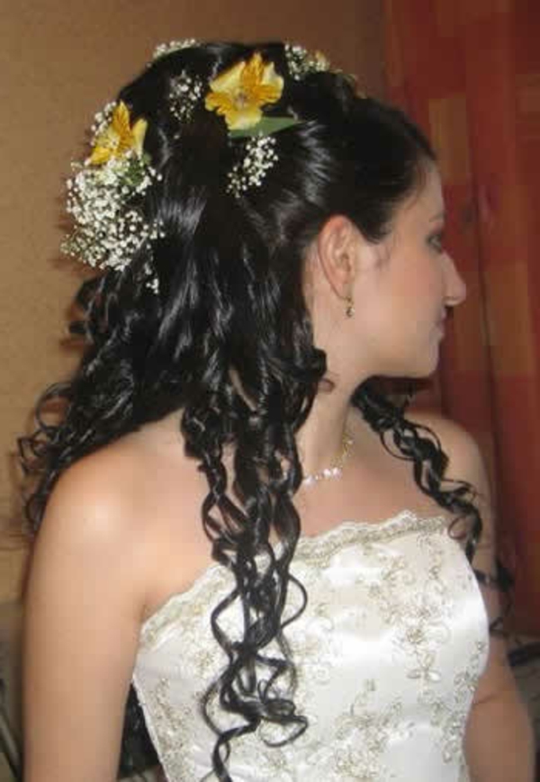 pelucas de pelo largo color árabe-boda-flores amarillas en los pelos