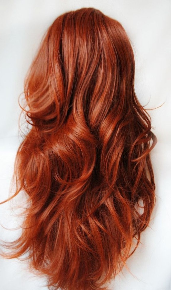 Cuivre long-cheveux bouclés attrayante couleur des cheveux