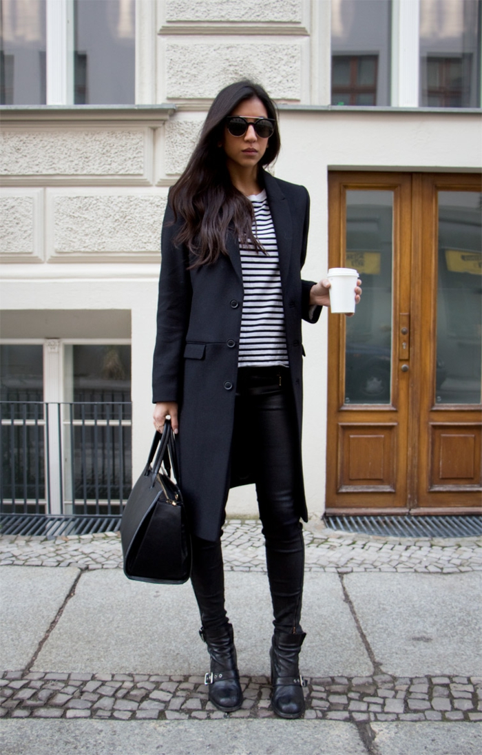 模型长的冬季大衣女士黑色经典衬衫条皮裤咖啡杯