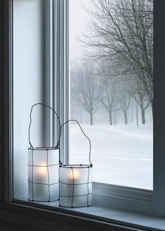 白色灯笼由蜡纸制成的黑色衣架的电线，窗口，冬天