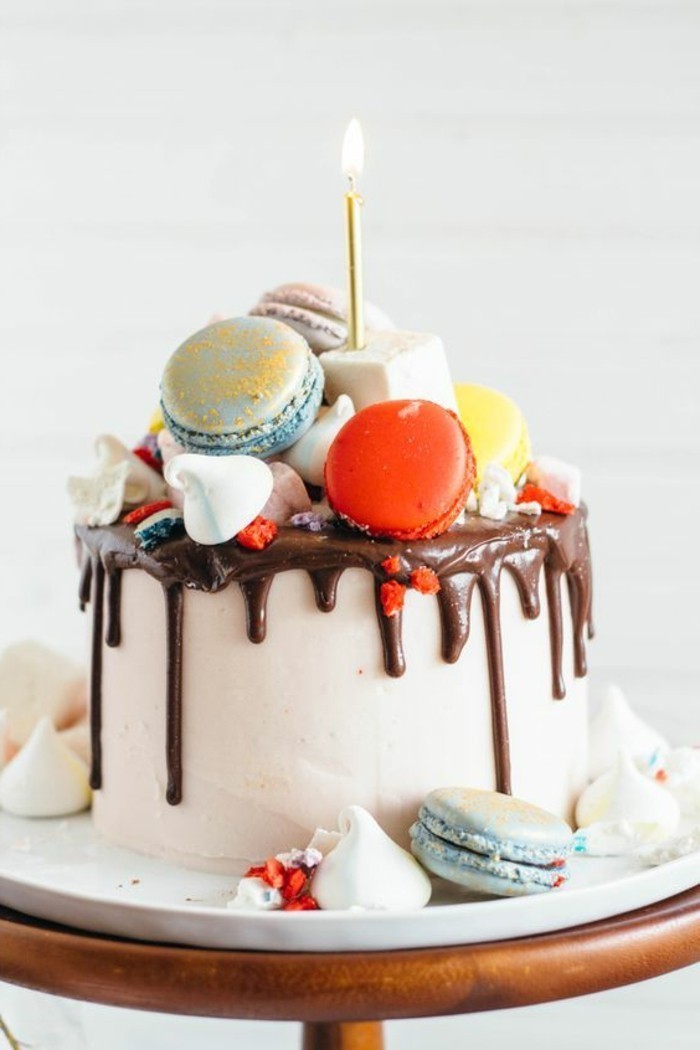 美味的蛋糕为孩子生日装饰，与杏仁饼