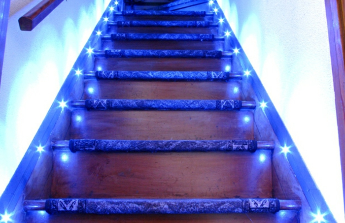 escalera llevado iluminación de la luz azul aparecerá super