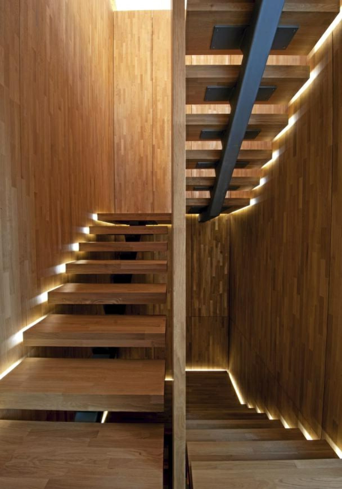 escalera de iluminación LED de color marrón-diseño-equipos originales