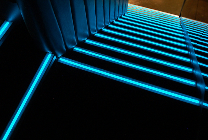 escalera de iluminación led-cool-foto tomada desde arriba