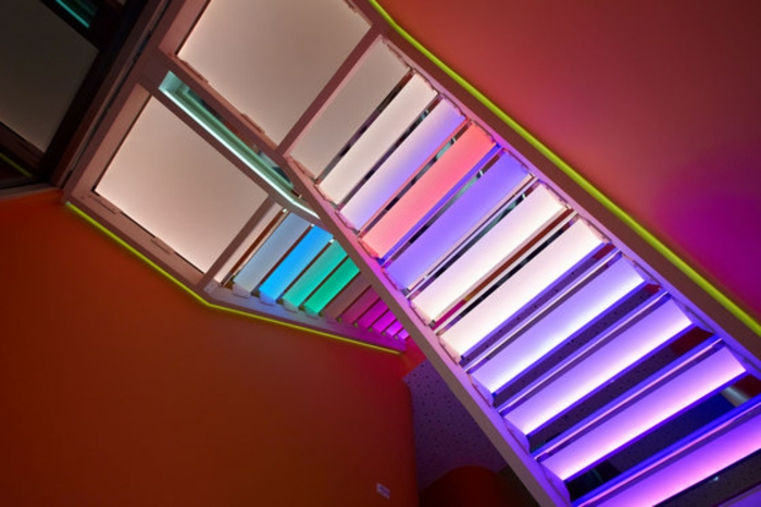 οδήγησε σκάλα φωτισμού-ουράνιου τόξου χρώματα-ενδιαφέρον-ματιά