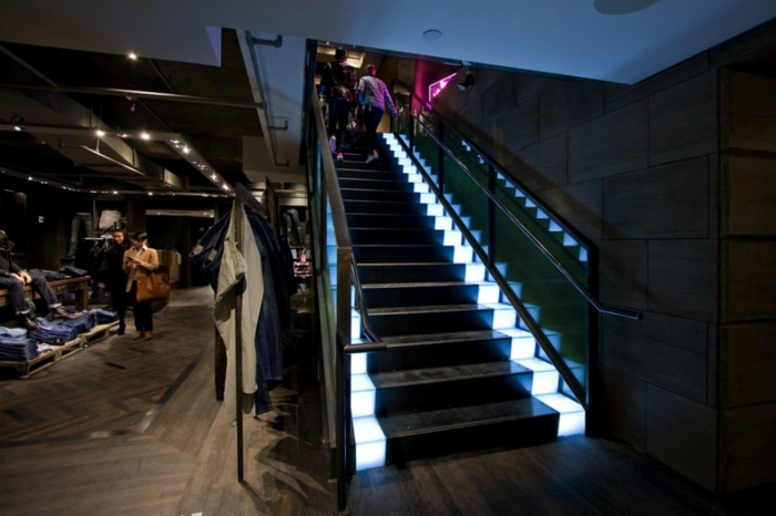 iluminación-negro-equipos-originales-ambiente escalera llevado