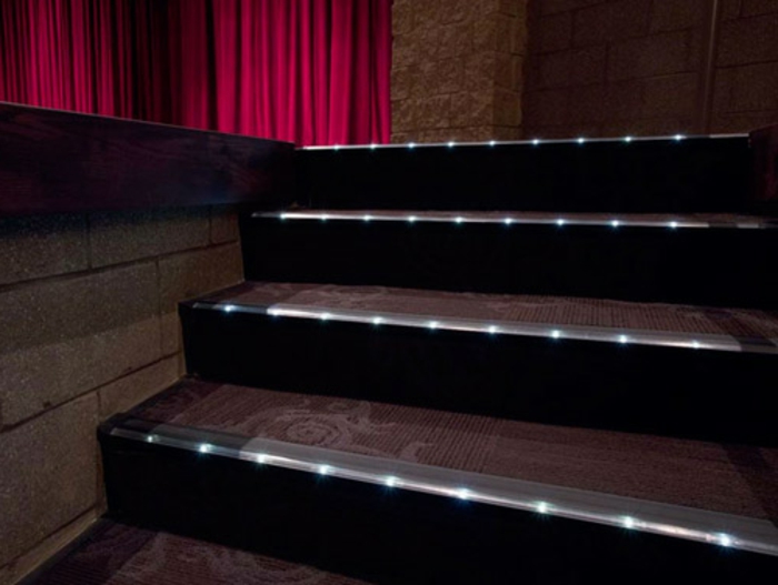 escalera de iluminación LED super interesante foto-de color oscuro